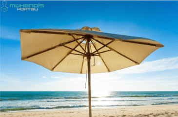 Plajdaki güneş şemsiyesi.